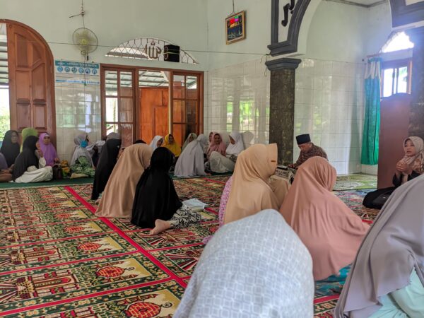 Pengajian: Muslimat NU Dusun Ciparahu di Masjid Miftahul Huda Cihideung